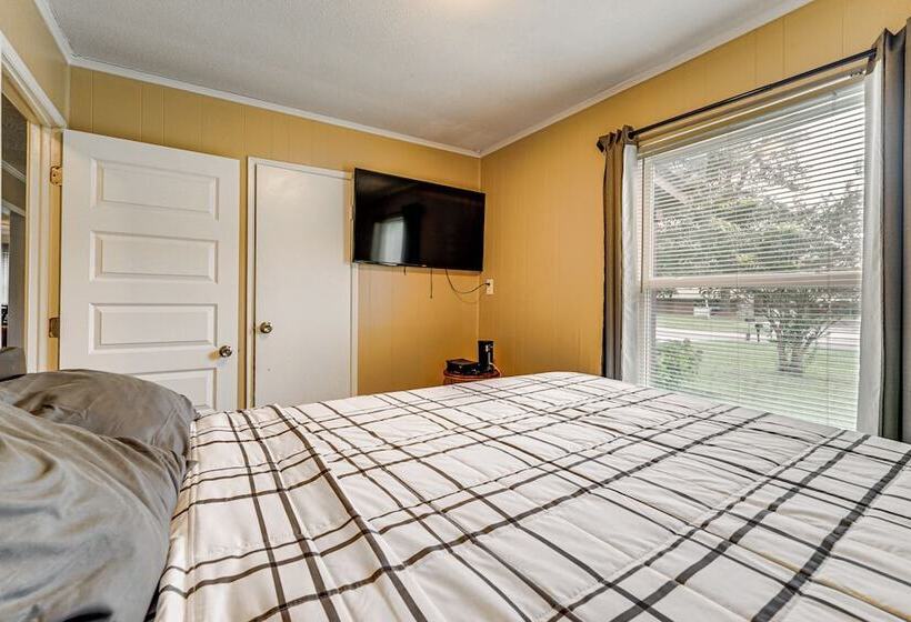 Charming Wilmington Home W/ Large Yard & Grill!