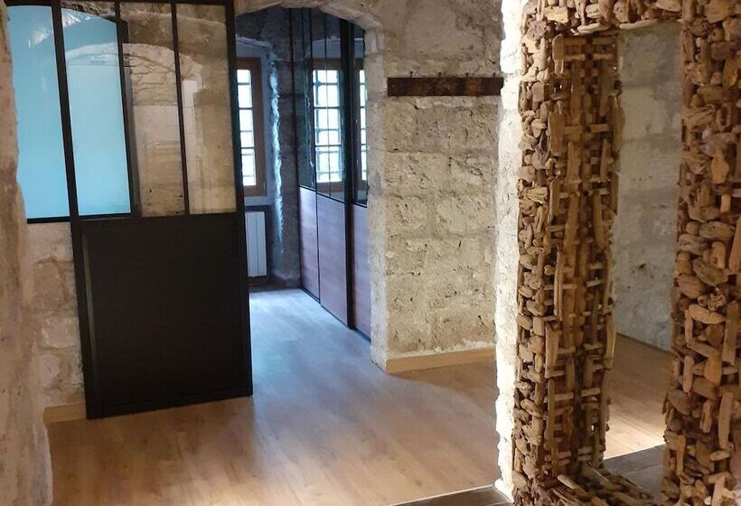 호텔 Renovated Castle Apartment With Swimming Pool