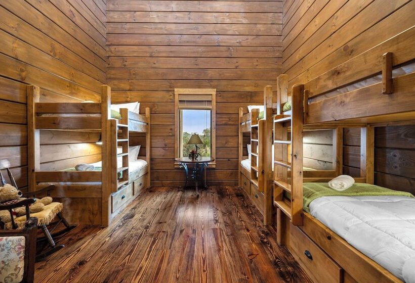 乡村酒店  Rusted Roof Ranch   Pool Bar Fireplace