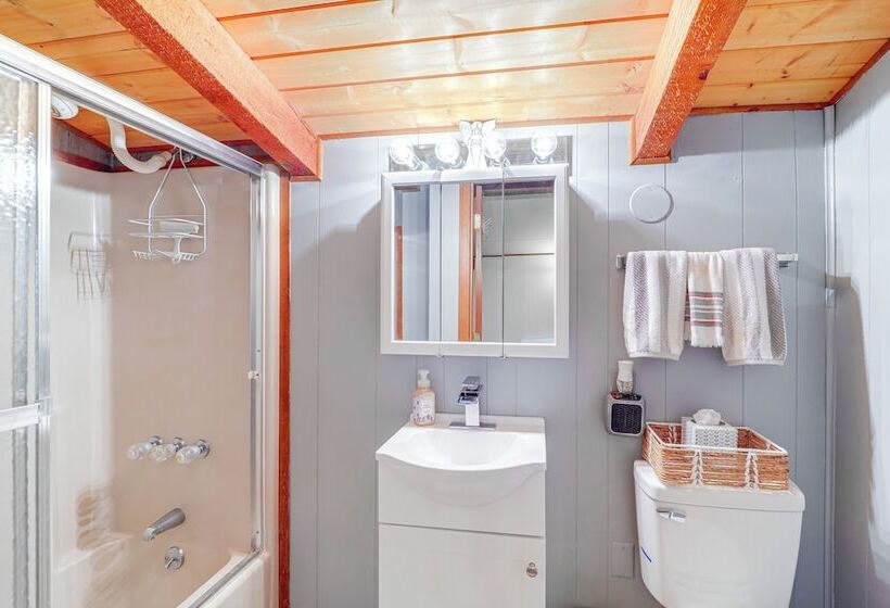 10 Mi To Slopes: Peaceful Newland Home W/ Balcony!