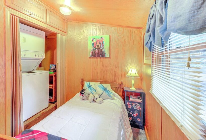 10 Mi To Slopes: Peaceful Newland Home W/ Balcony!