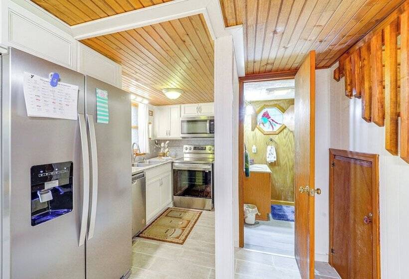 10 Mi To Slopes: Peaceful Newland Home W/ Balcony!