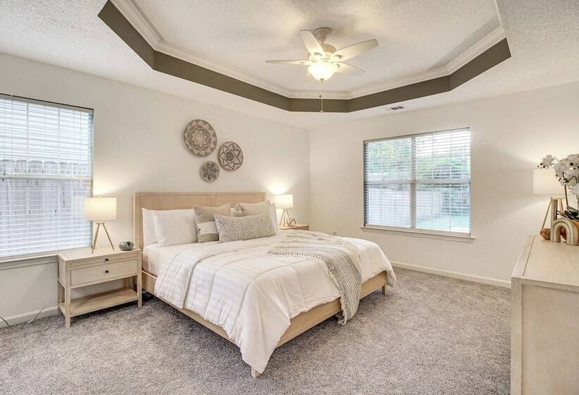 Pet Friendly Savannah Home W/ Cozy Fireplace!