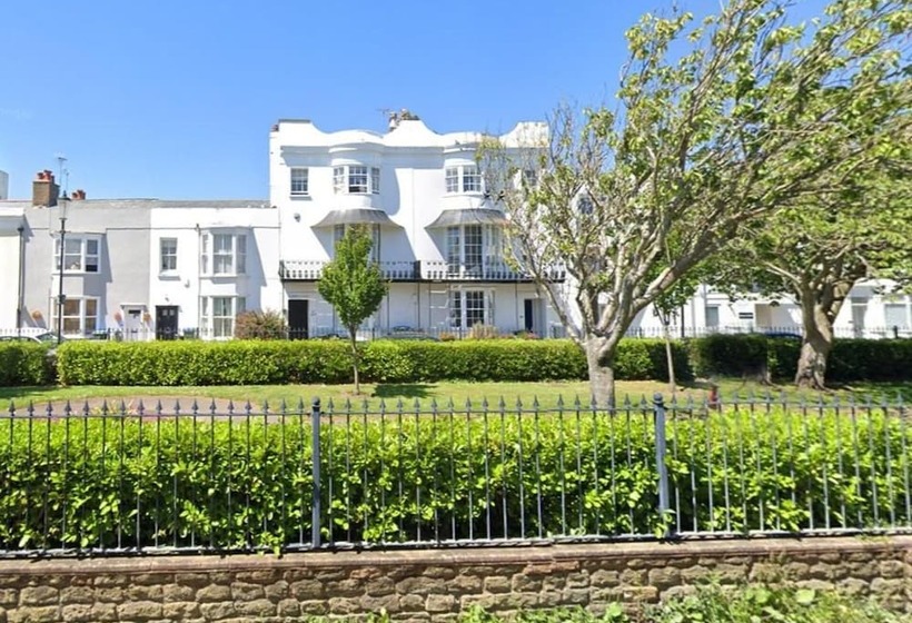 住所  Beautiful 5 Bedroom Regency House / Pets Welcome