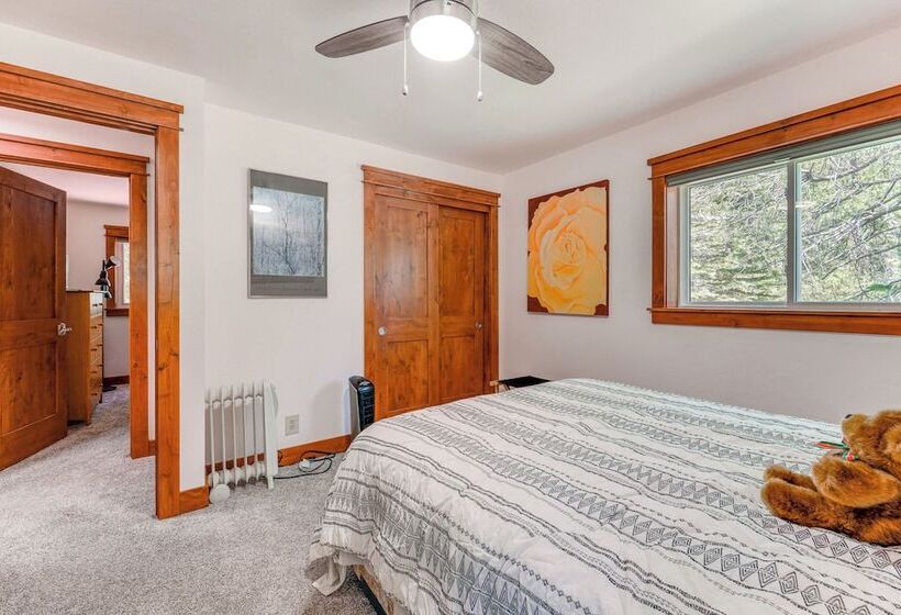 Riverfront Truckee Home < 7 Mi To Lake & Skiing!