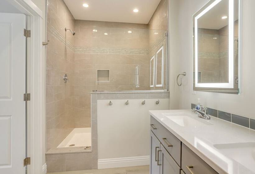 Lakeside Marblehead Home W/ Screened Patio!