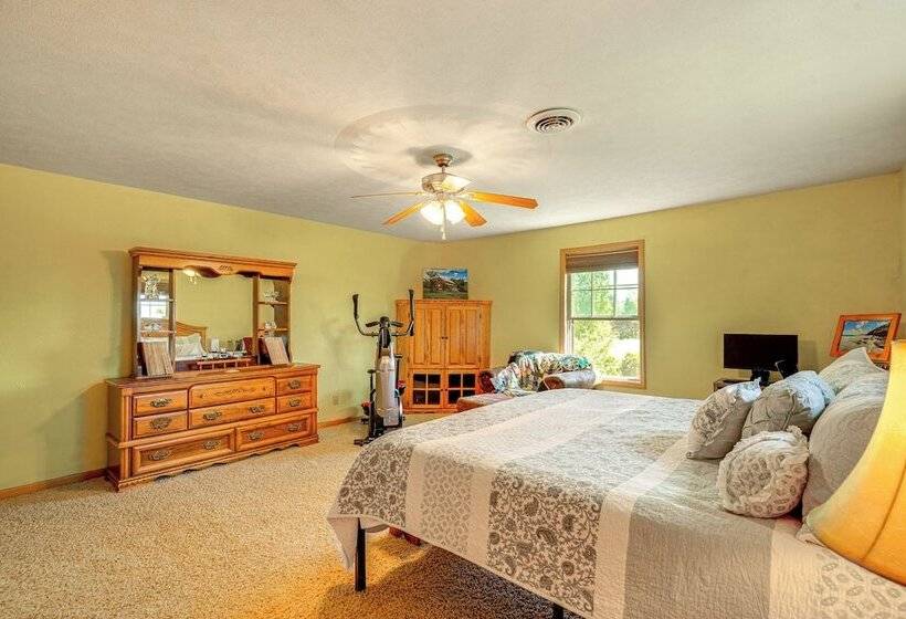 Spacious Ozarks Family Home   Private Pool & Grill