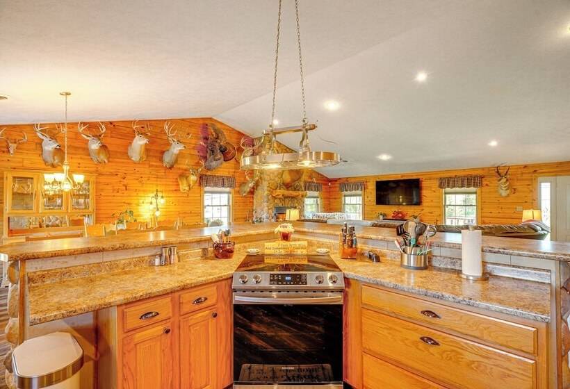 Spacious Ozarks Family Home   Private Pool & Grill