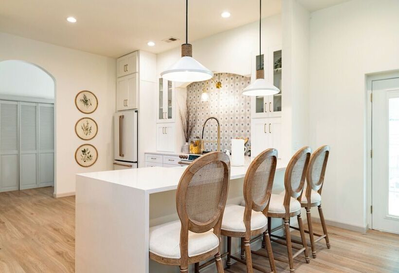 Stylish Home W/ Hot Tub & Fire Pit!