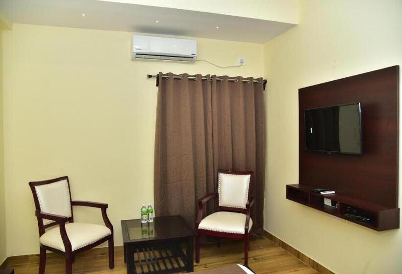 Отель Sak Royal Residency