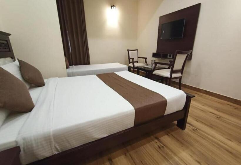 Отель Sak Royal Residency