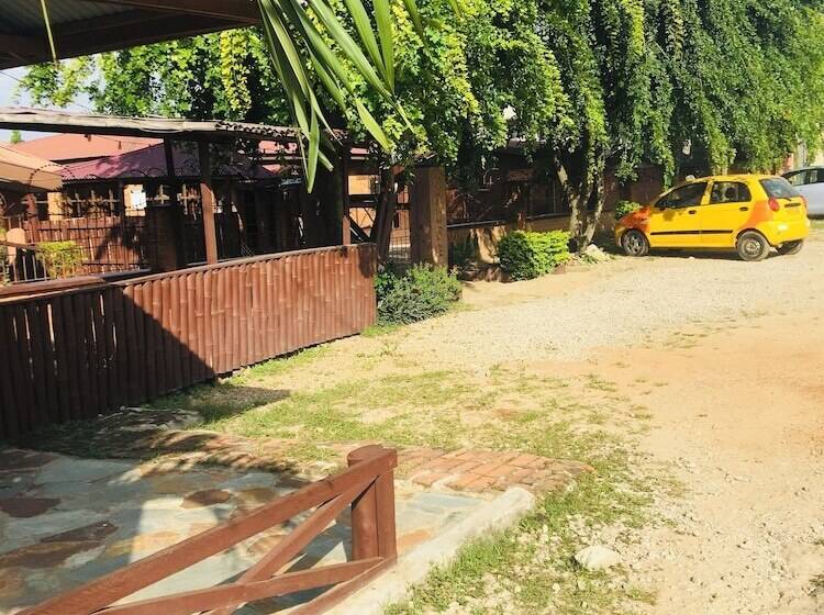 ホテル Steak House Guesthouse And Restaurants