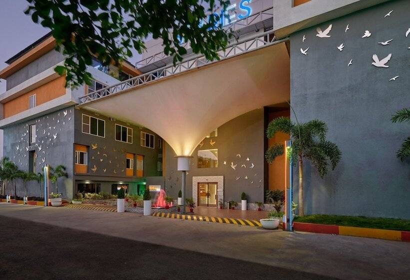 בית מלון כפרי Zone Connect By The Park Indore