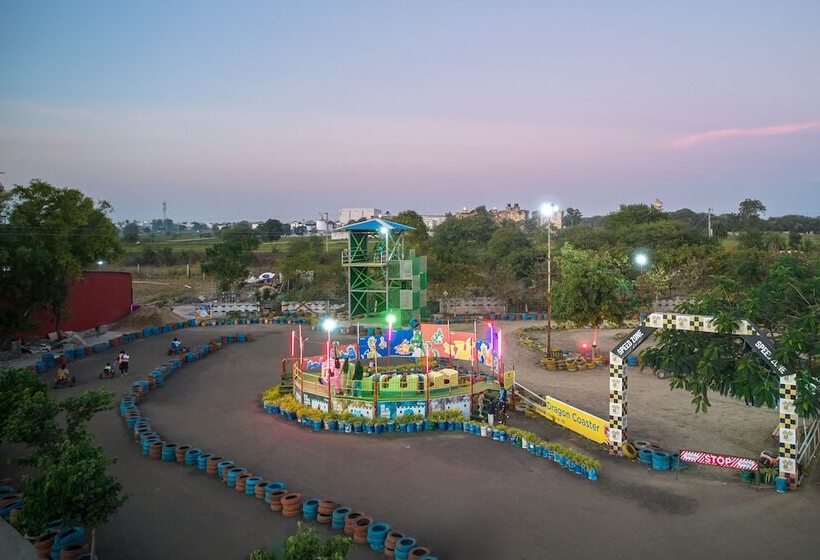 בית מלון כפרי Zone Connect By The Park Indore