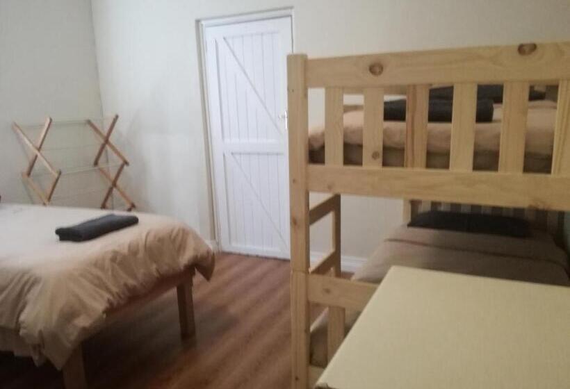 Общежитие Paarl Backpackers