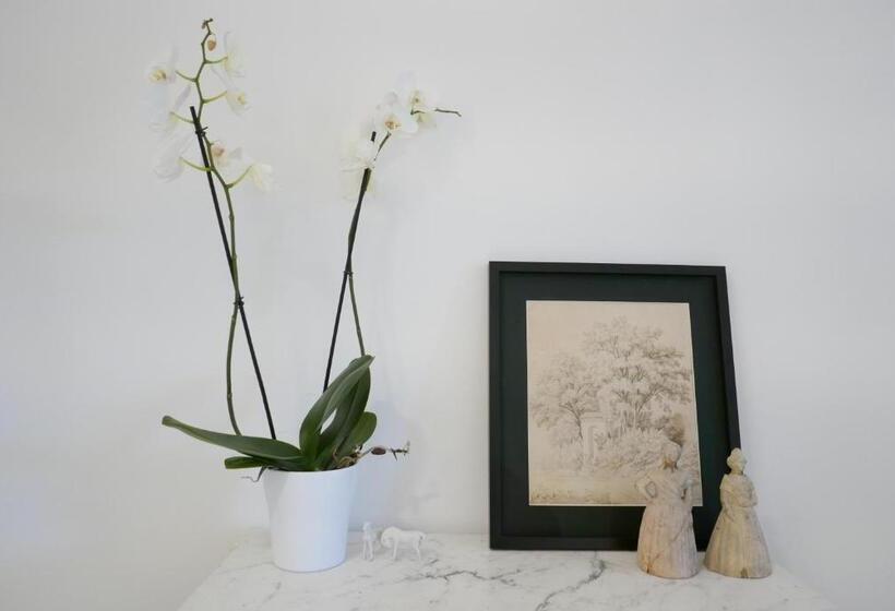 مبيت وإفطار Tour Sarrazine De Montaren