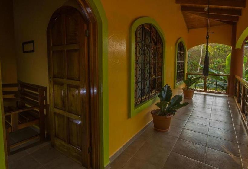 تختخواب و صبحانه Osa House   Drake Bay