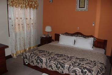 هتل Oguaa Apartments & Lodging