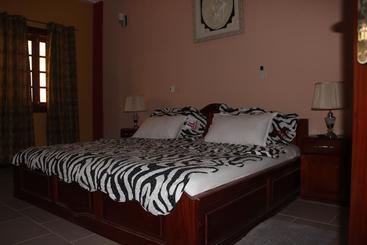 هتل Oguaa Apartments & Lodging