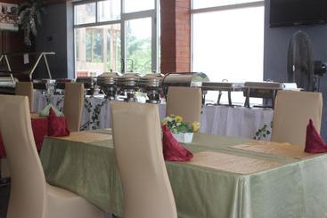 هتل Oguaa Apartments & Lodging