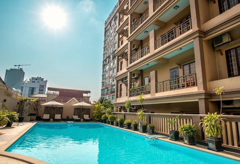 Отель Hamptons Apartments