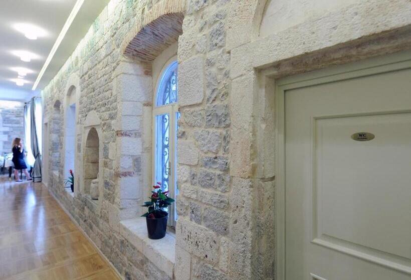 تختخواب و صبحانه Palace Augubio