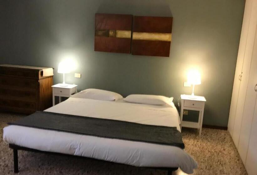 تختخواب و صبحانه Venice And Venice Apartments   Private Rooms In Shared Apartment