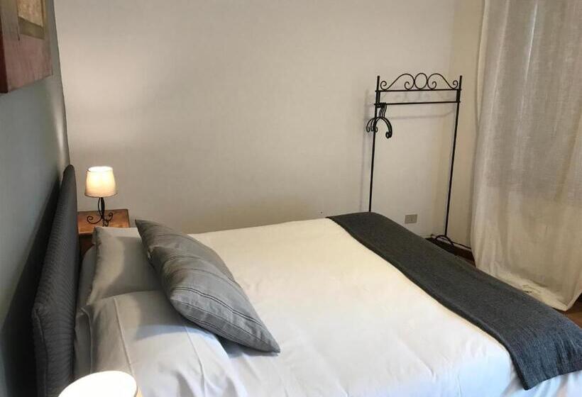 تختخواب و صبحانه Venice And Venice Apartments   Private Rooms In Shared Apartment