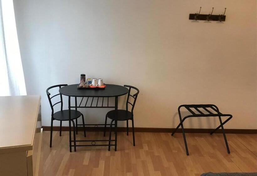 تختخواب و صبحانه Venice And Venice Apartments   Private Rooms In Shared Apartment