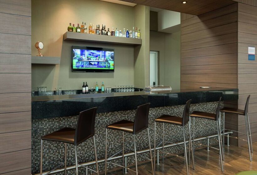 Hotel Hampton By Hilton Bogota Airport