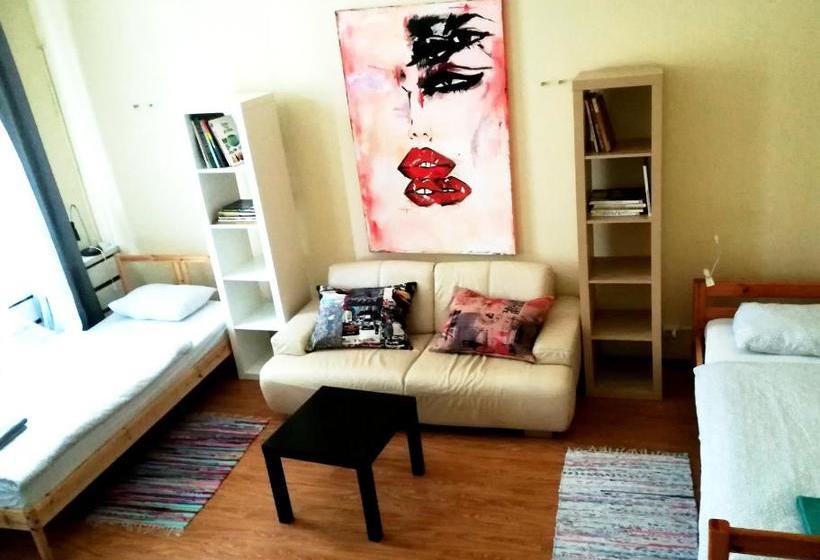 25 Hours Hostel