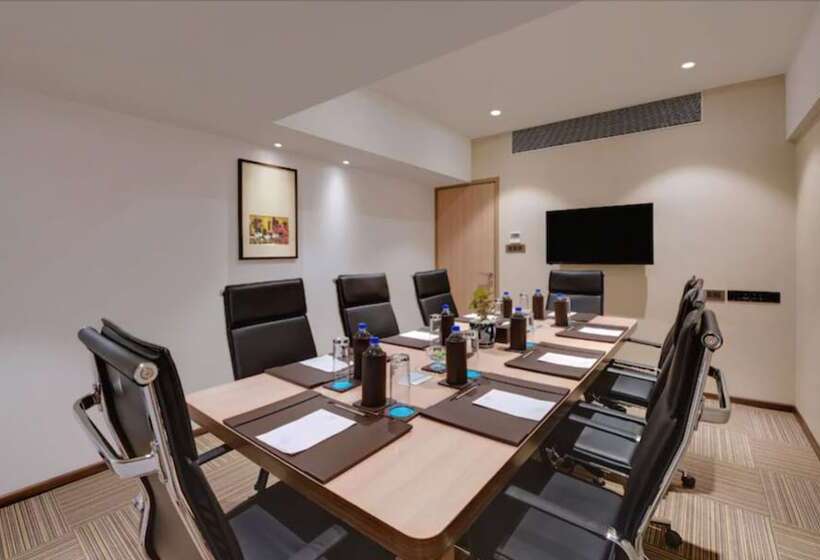 בית מלון כפרי The Fern Goregaon