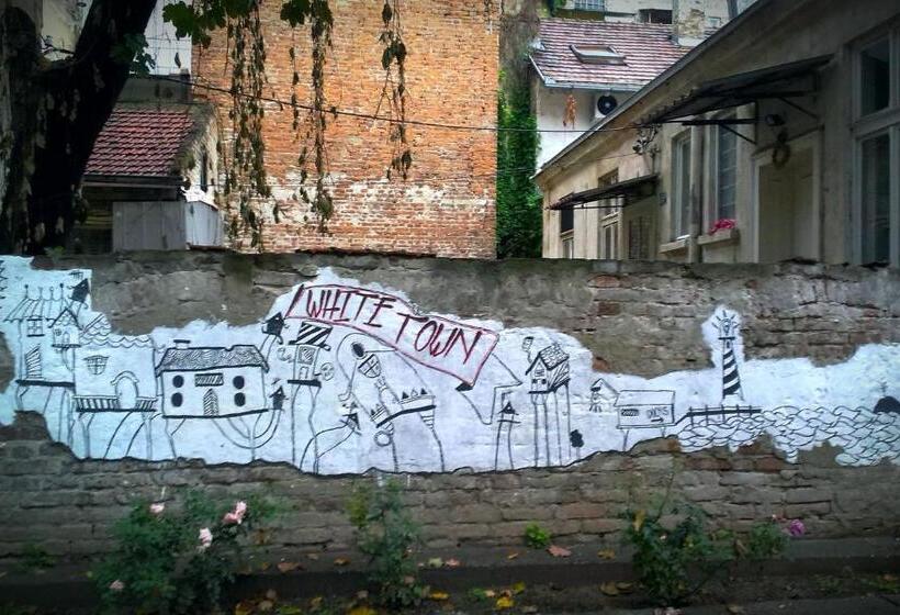 Hostel White Town