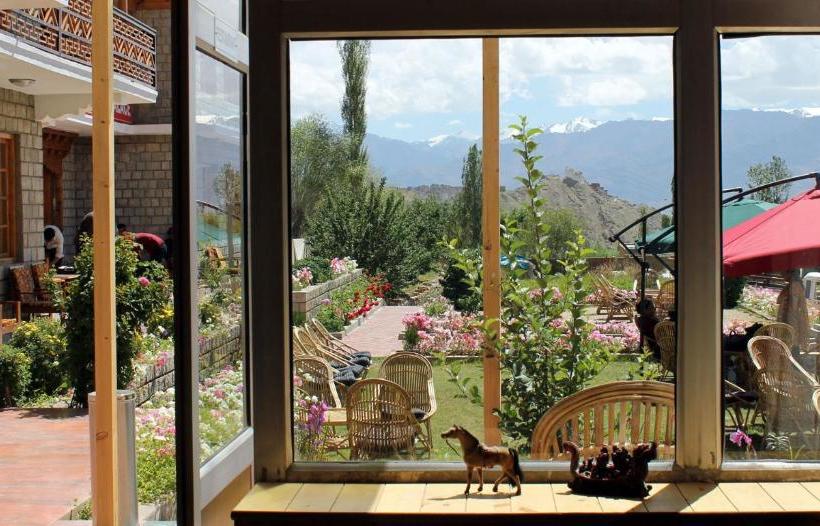 Отель Charu Palace