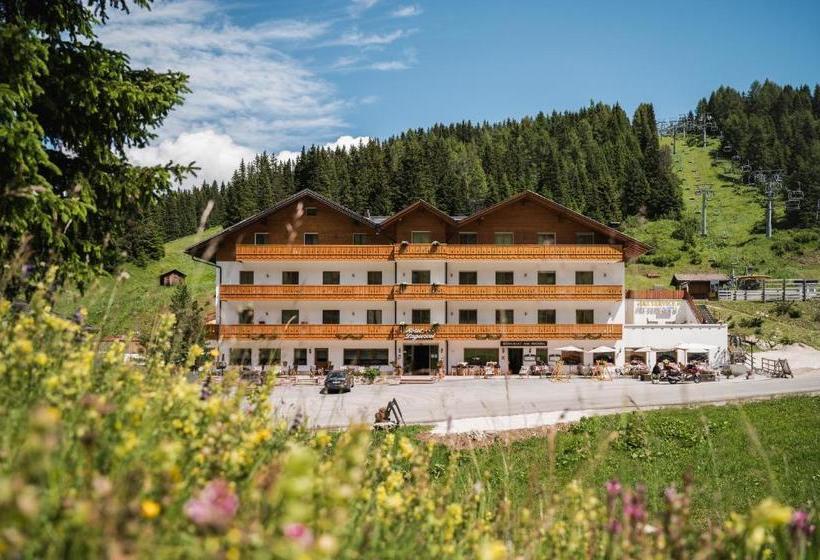 هتل Laguscei Dolomites Mountain