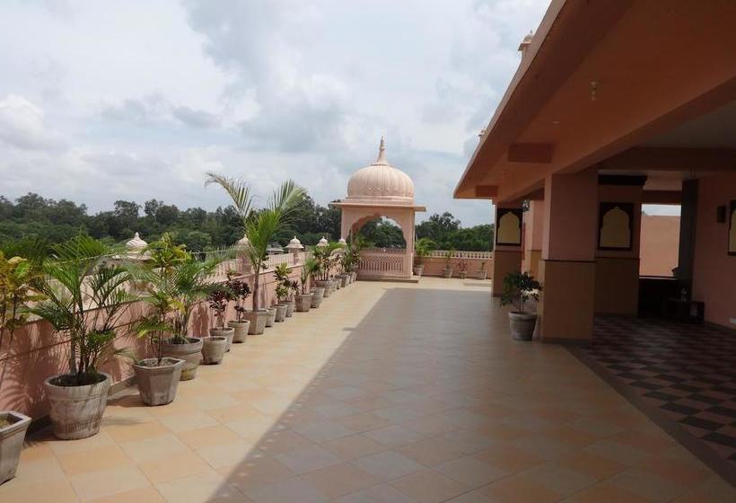 منتجع The Royal Retreat