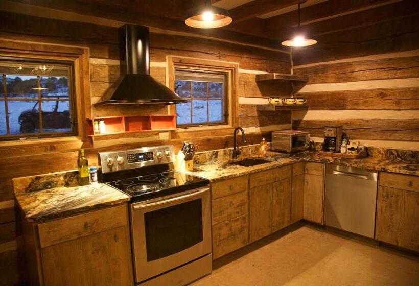 استراحتگاه Canyon Of The Ancients Guest Ranch