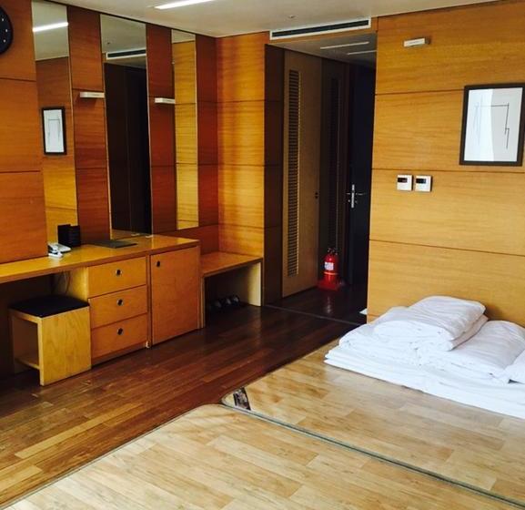 הוסטל Guesthouse Jijihyang