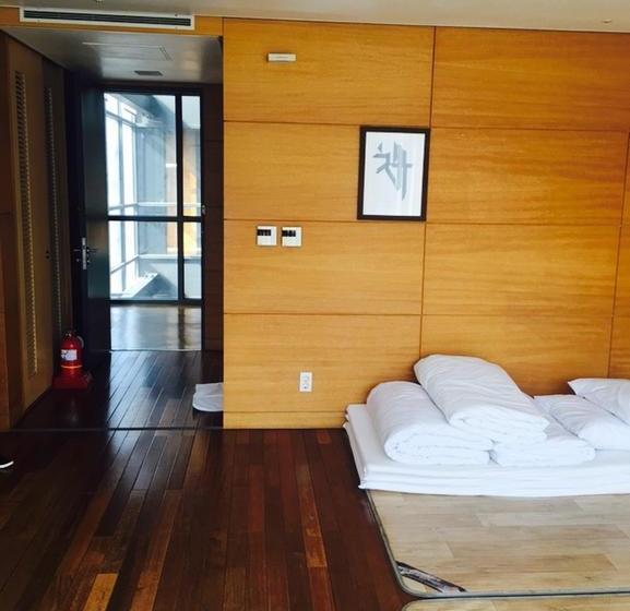 הוסטל Guesthouse Jijihyang