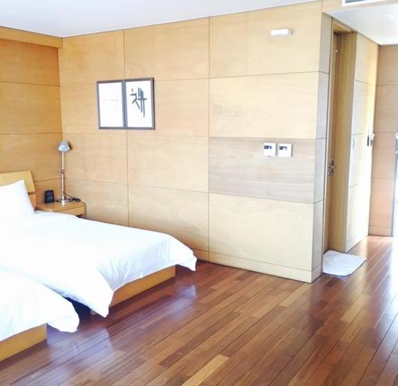 הוסטל Guesthouse Jijihyang