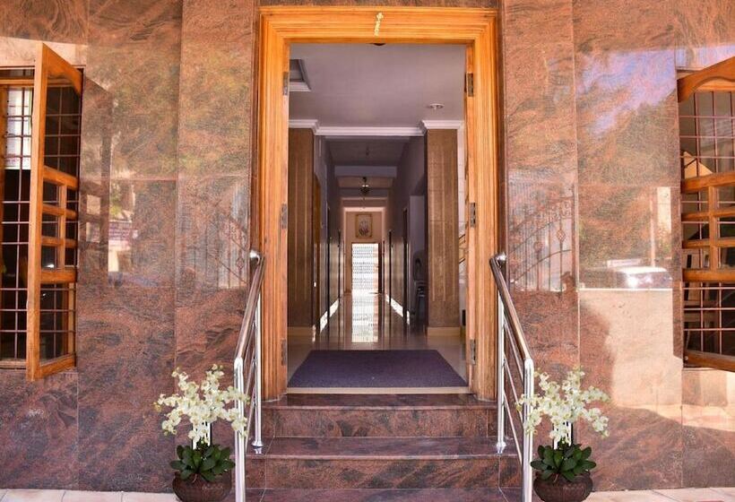 הוסטל Yogiram Inn