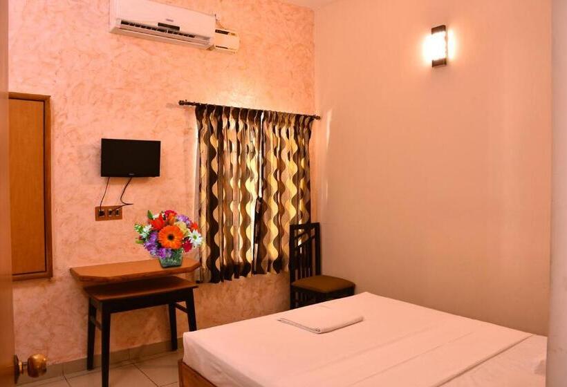 הוסטל Yogiram Inn