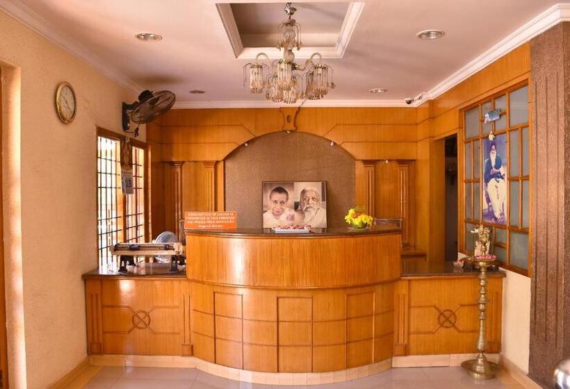 הוסטל Yogiram Inn