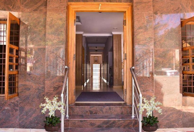 הוסטל Yogiram Inn