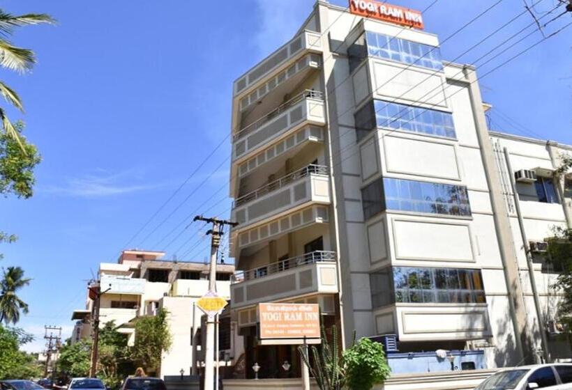 הוסטל Yogiram Inn