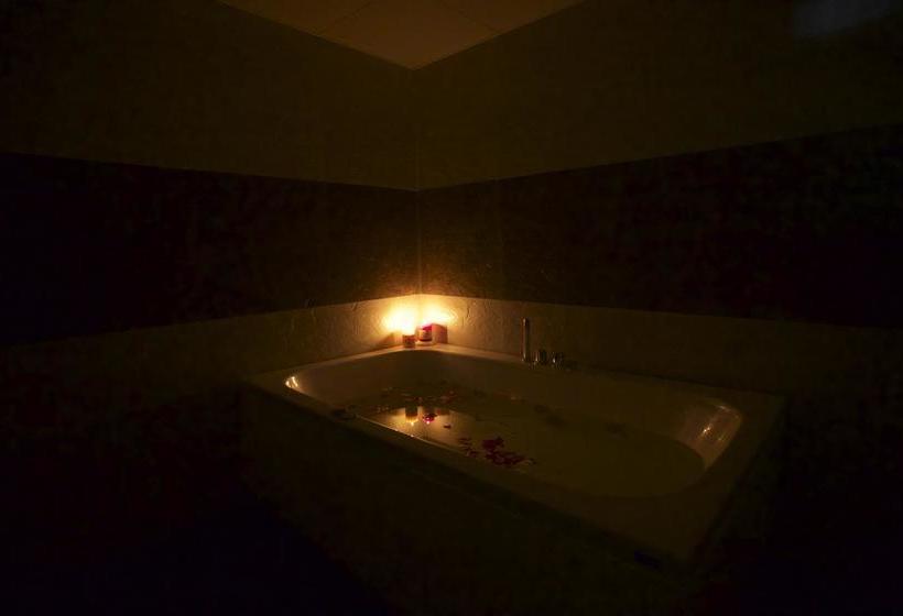 ホテル Fab Grand Savoury Suites