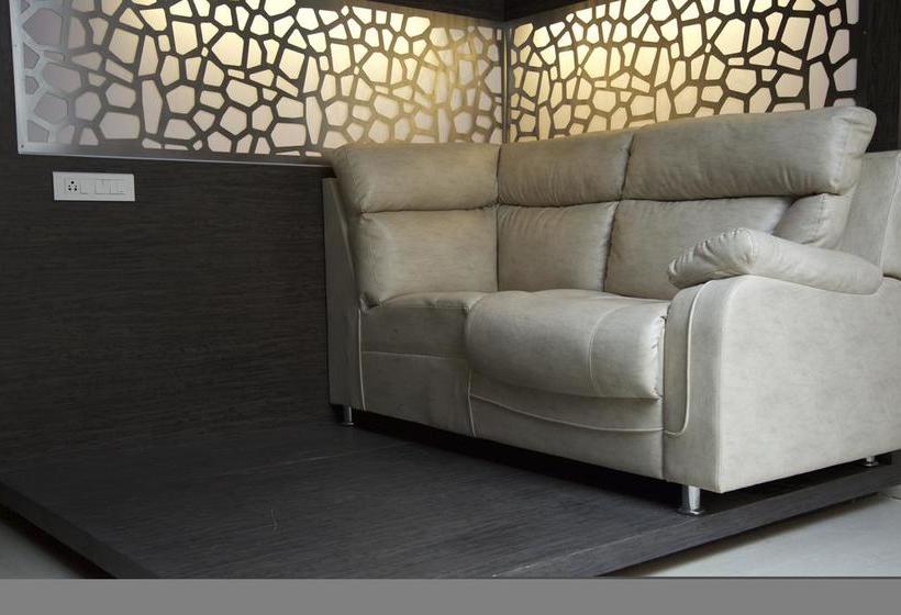 ホテル Fab Grand Savoury Suites