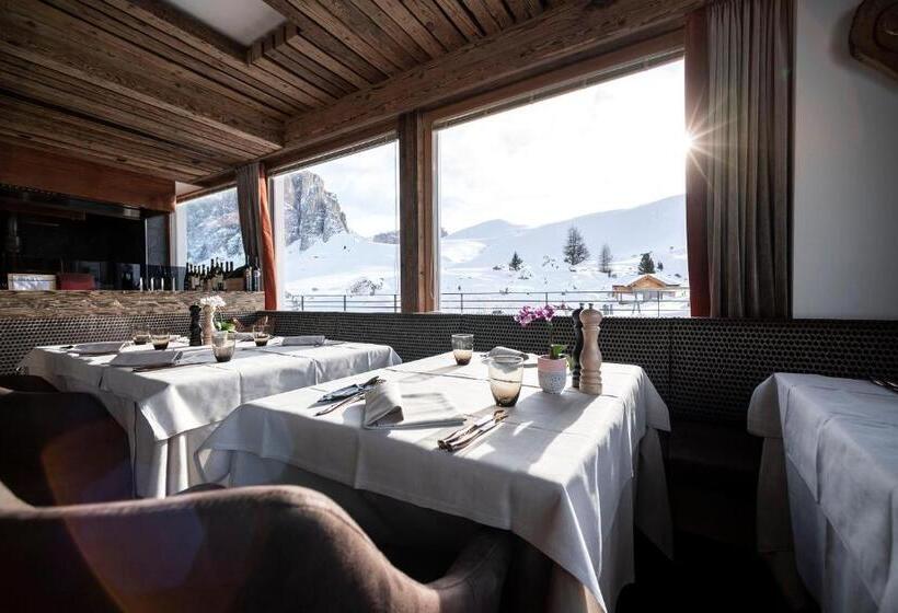هتل Passo Sella Dolomiti Mountain Resort