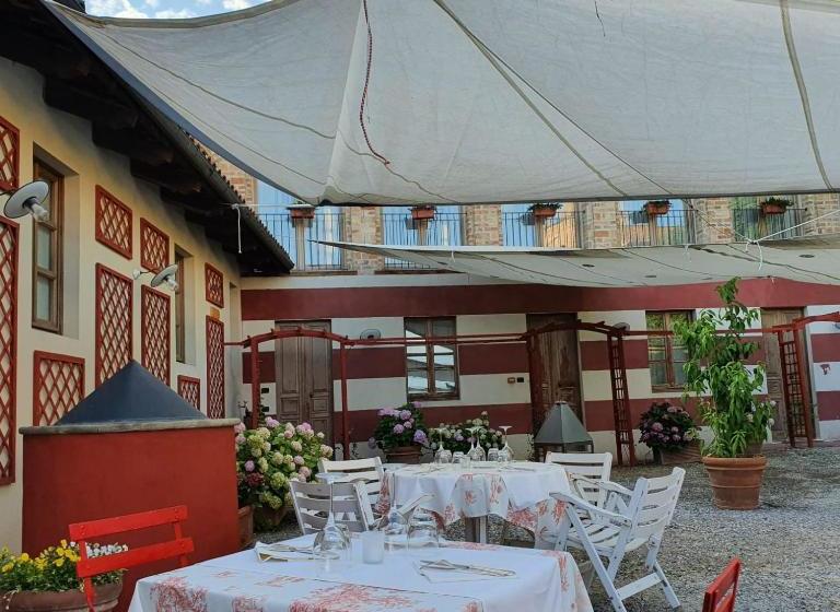 مبيت وإفطار Foresteria Ristorante Conti Roero