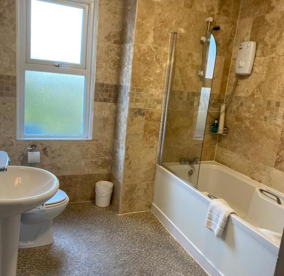 צימר The Kingswood Guest House   Adult Only